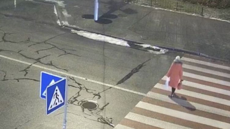 Серьезное ДТП в Киеве: легковушка сбила женщину на пешеходном переходе