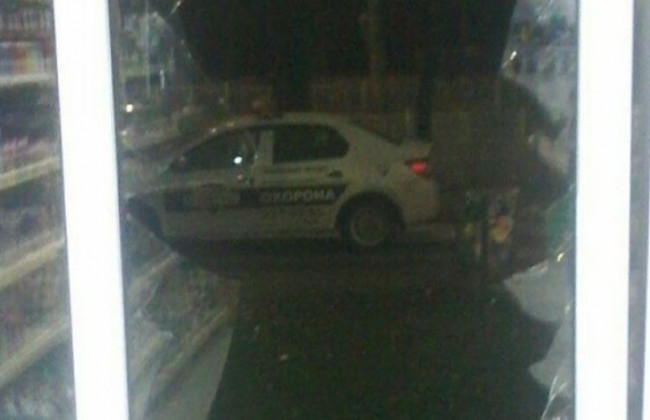 Выпрыгнул в окно: в Киеве вора закрыли в магазине