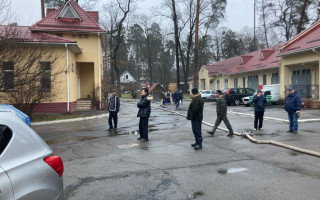 Пациенты прятались под кроватями: в Киеве горело здание психдиспансера, фото, видео