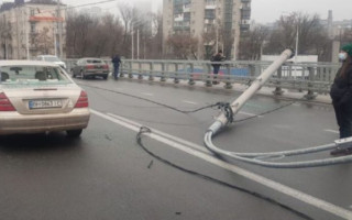 Кличко сообщил, за чей счет будут ремонтировать электроопоры на Шулявском мосту