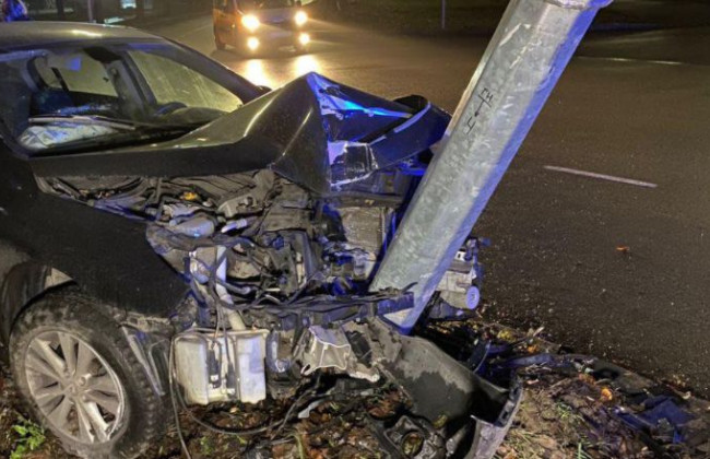 В Киеве легковушка на большой скорости влетела в столб, видео