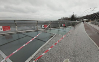 В Киеве вновь треснул стеклянный мост, фото