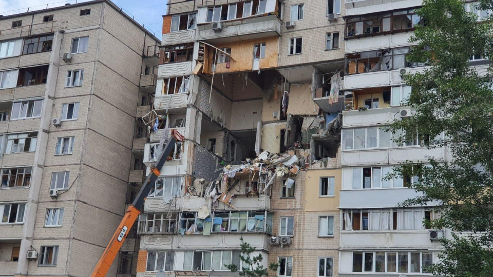В Киеве на Позняках сносят многоэтажку