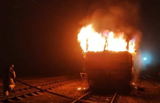 Под Киевом вспыхнул поезд, видео