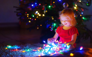 Обпеклася новорічною гірляндою: під Харковом ушпиталили шестирічну дівчинку