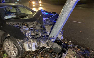 В Киеве легковушка на большой скорости влетела в столб, видео