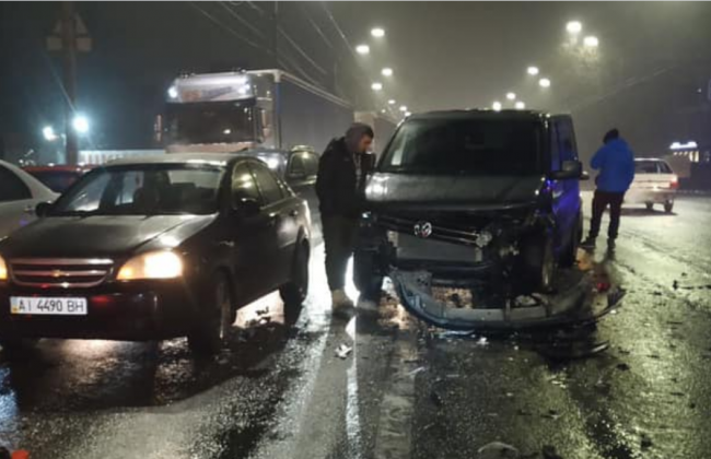 Пьяный водитель и три разбитых машины: подробности серьезного ДТП в Киеве, видео