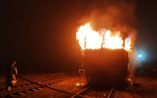 Под Киевом вспыхнул поезд, видео