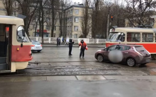 В Киеве водитель такси врезался в трамвай и заблокировал движение: видео