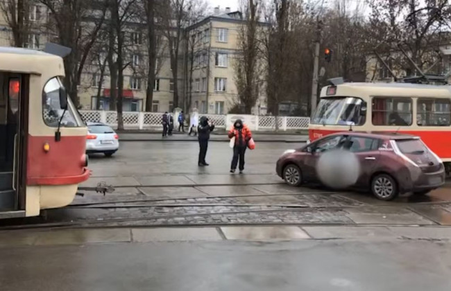 В Киеве водитель такси врезался в трамвай и заблокировал движение: видео