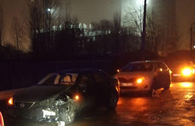 В Киеве Audi и Lexus не поделили пустую дорогу, видео