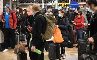 В Великобритании ввели жесткий локдаун: англичане «эвакуируются» из Лондона, фото