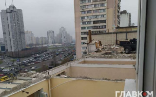 З’явилися фото, як зносять багатоповерхівку на Позняках в Києві
