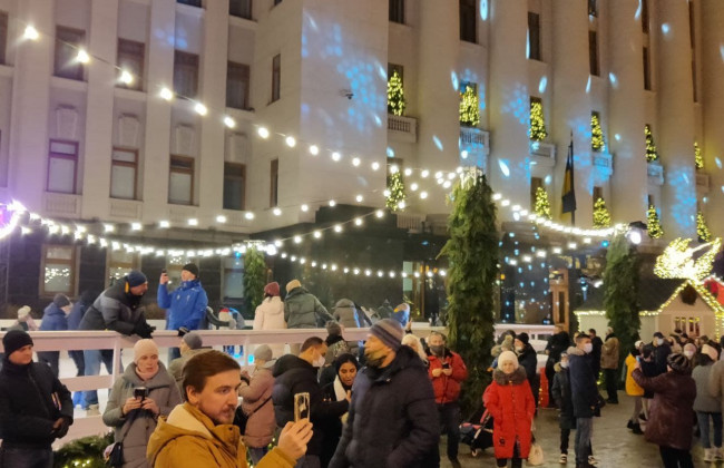 Без масок и дистанции: возле Офиса Президента гуляют толпы людей, видео