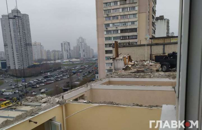 З’явилися фото, як зносять багатоповерхівку на Позняках в Києві