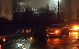 В Киеве Audi и Lexus не поделили пустую дорогу, видео