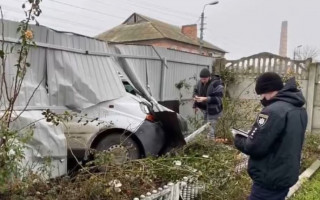 Очередное пьяное ДТП: под Киевом водитель на «бусе» снес забор частного дома, видео
