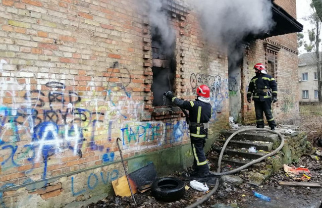 В Киеве горело заброшенное двухэтажное здание: фото