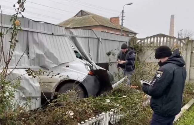 Очередное пьяное ДТП: под Киевом водитель на «бусе» снес забор частного дома, видео