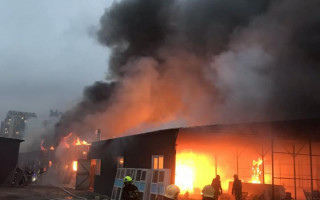 В Киеве горят склады с кислородными баллонами: появились фото мощного пожара