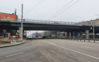 В Киеве на Шулявском мосту убрали все фонари после ЧП