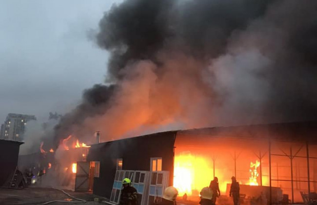 В Киеве горят склады с кислородными баллонами: появились фото мощного пожара