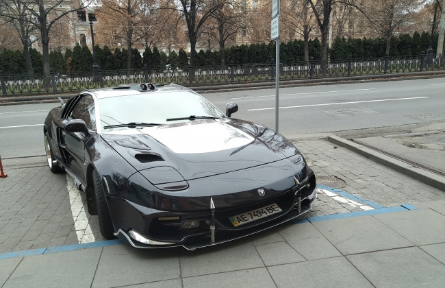 В Украине заметили уникальный спорткар с двумя моторами