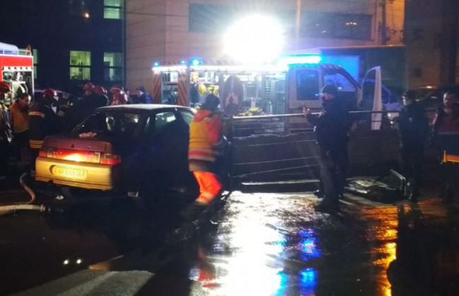 Водителя зажало в салоне: в Киеве произошло серьезное ДТП, фото