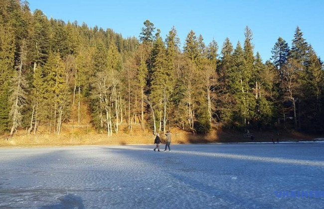 На Закарпатье замерзло озеро Синевир, фото