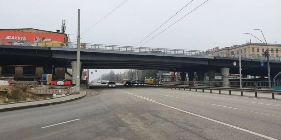 В Киеве на Шулявском мосту убрали все фонари после ЧП