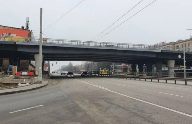 В Киеве на Шулявском мосту убрали все фонари после ЧП