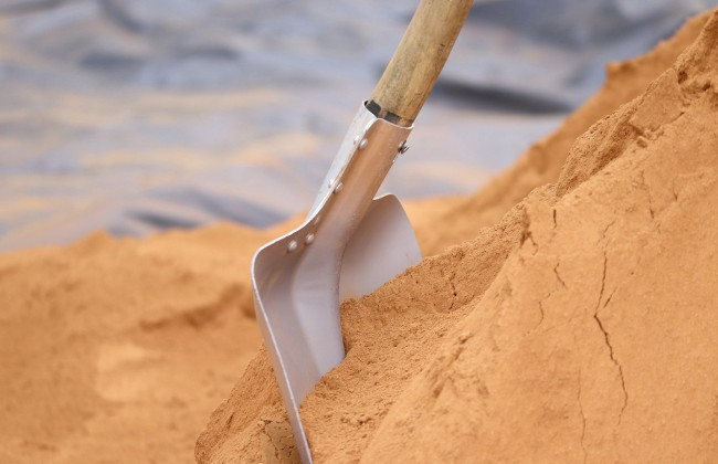 В Киеве люди самостоятельно взялись за ремонт дороги, видео