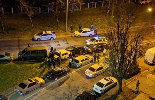 В Киеве водитель протаранил автомобиль полицейских, видео