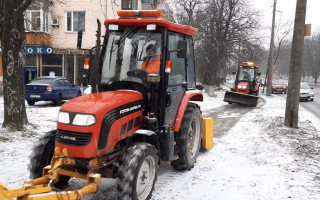 Киев засыпает снегом: на дорогах уже образовались пробки, видео