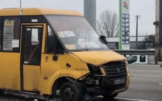 В Киеве маршрутка врезалась в фуру, видео