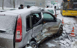 Непогода в Украине: за неполный день случилось более 1000 ДТП, 13 человек погибли