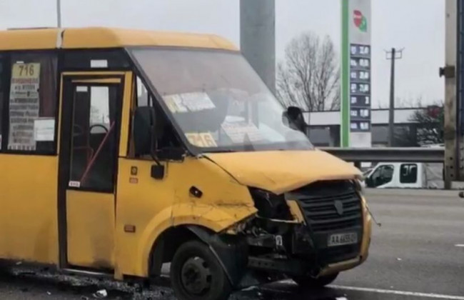 В Киеве маршрутка врезалась в фуру, видео
