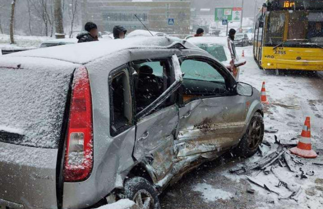 Непогода в Украине: за неполный день случилось более 1000 ДТП, 13 человек погибли