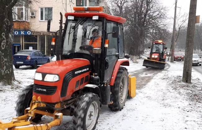 Киев засыпает снегом: на дорогах уже образовались пробки, видео