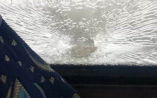 В маршрутке под Киевом болтом разбило окно возле пассажирского сиденья: фото