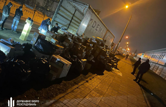 Телефоны и брендовые вещи вместо елок: ГБР заявило о разоблачении масштабной контрабанды, фото