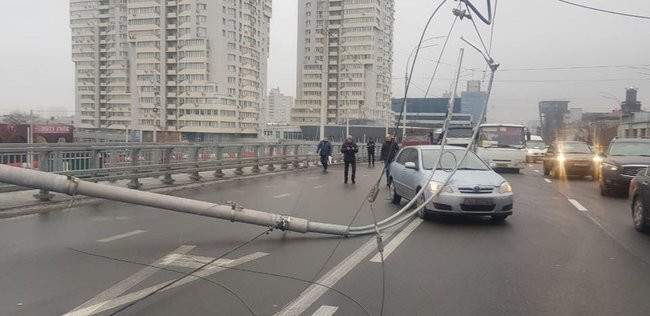 Стало известно, почему упали столбы на столичном Шулявском мосту