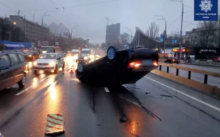 В Киеве автомобиль Toyota опрокинулся на крышу: видео