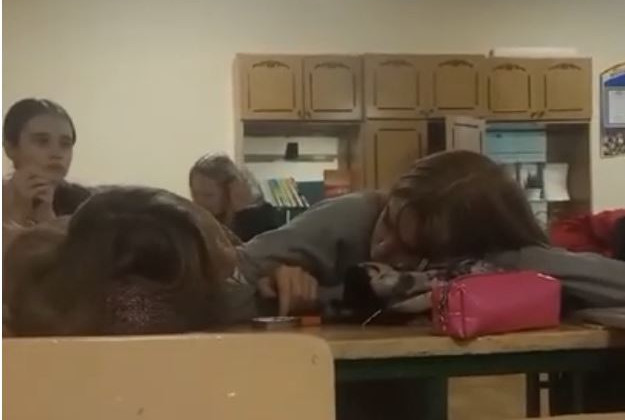 В Ровно школьницы курили прямо во время урока: видео