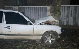 В Одесской области разбился Mercedes: водитель погиб, пассажиры — в больнице