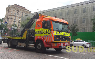В Киеве эвакуатор разбил несколько автомобилей на парковке и скрылся, видео