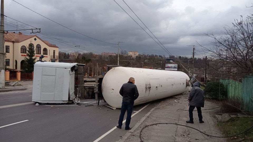 В Житомире перевернулась автоцистерна с газом: жителей домов пришлось эвакуировать