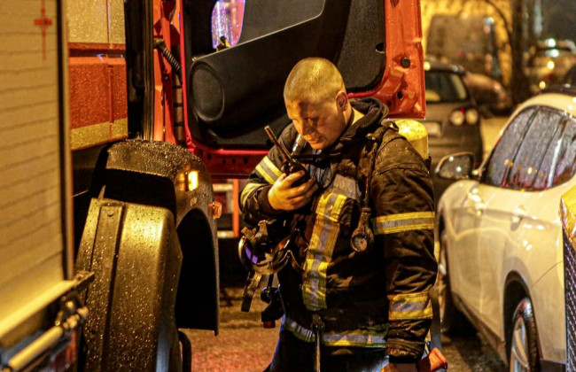 В Киеве во дворе жилого дома горел автомобиль BMW: фото