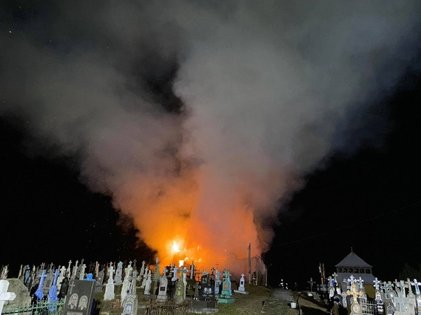 Во Львовской области на Рождество сгорела церковь: фото