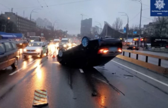 В Киеве автомобиль Toyota опрокинулся на крышу: видео